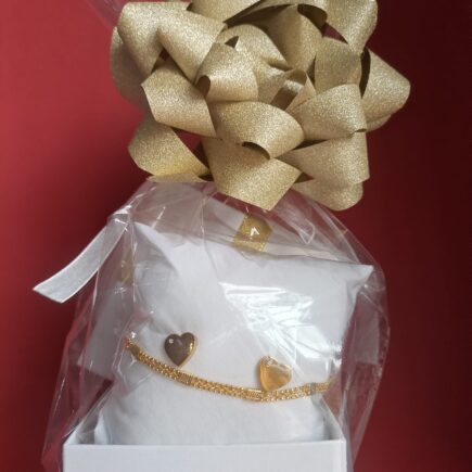 Conjunto de brincos de coração e pulseira. Presente especial para ela.