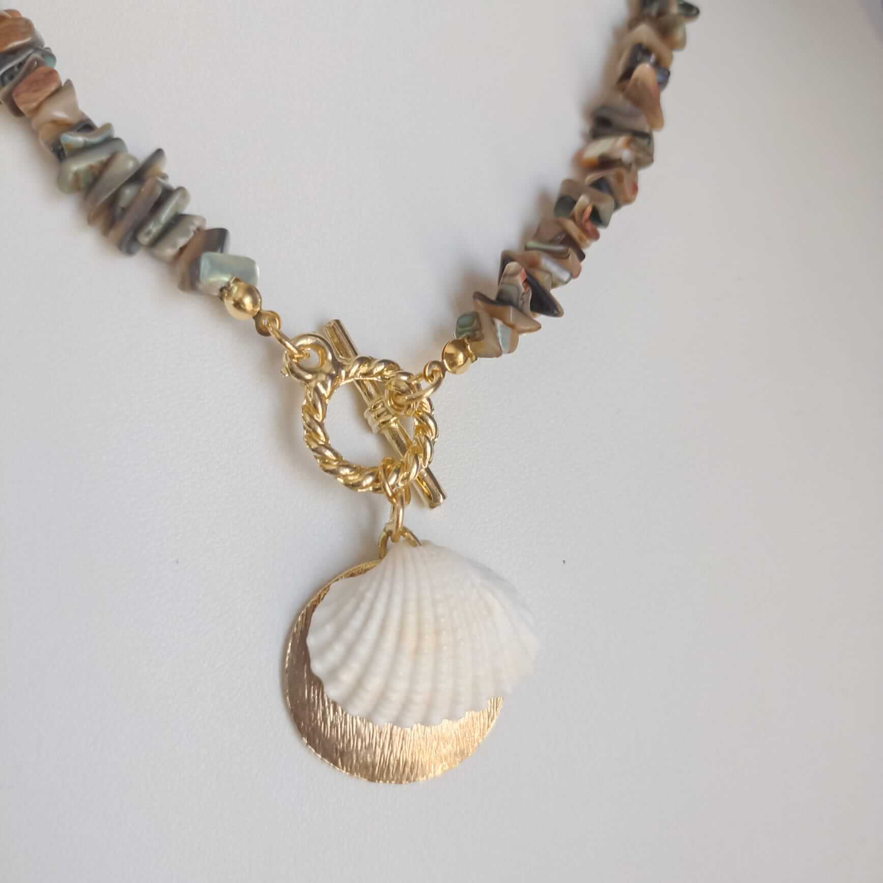 Colar de concha e cascalho- Elegante e lindo. Perfeito para qualquer ocasião