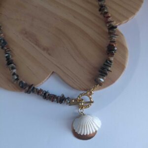 Colar de concha e cascalho- Elegante e lindo. Perfeito para qualquer ocasião