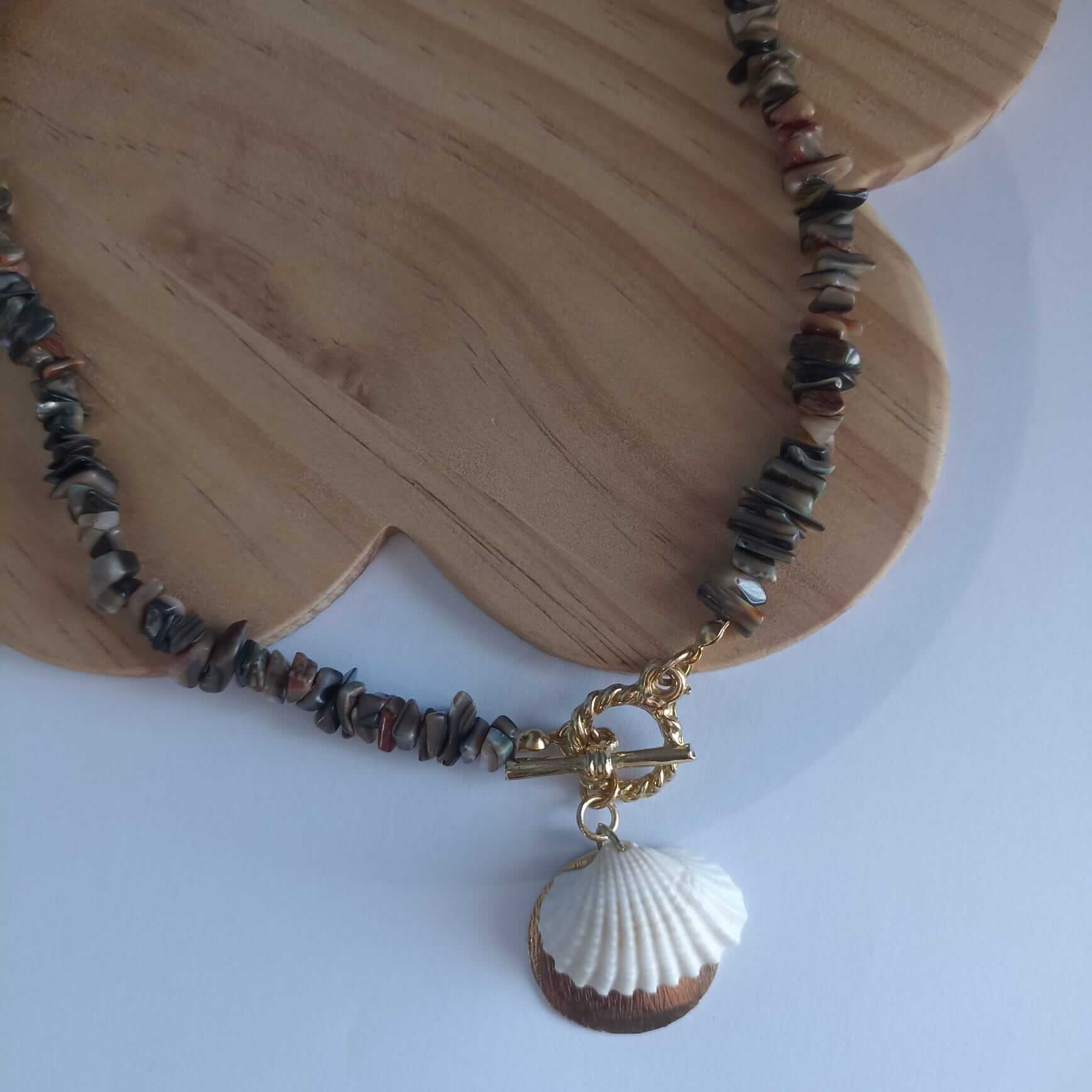 Colar de concha e cascalho- Elegante e lindo. Perfeito para qualquer ocasião