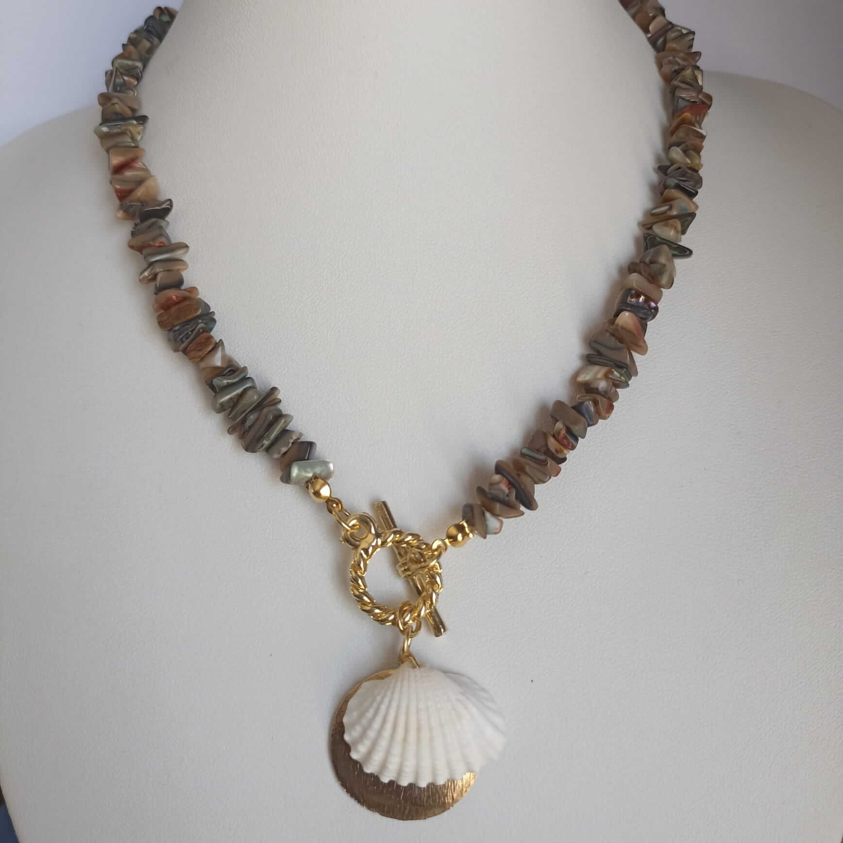 Colar de concha e cascalho- Elegante e lindo. Perfeito para qualquer ocasião